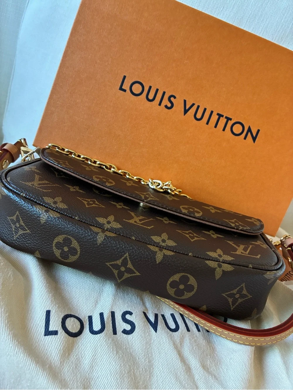 Louis Vuitton Ivy Wallet on Chain Monogram M81911